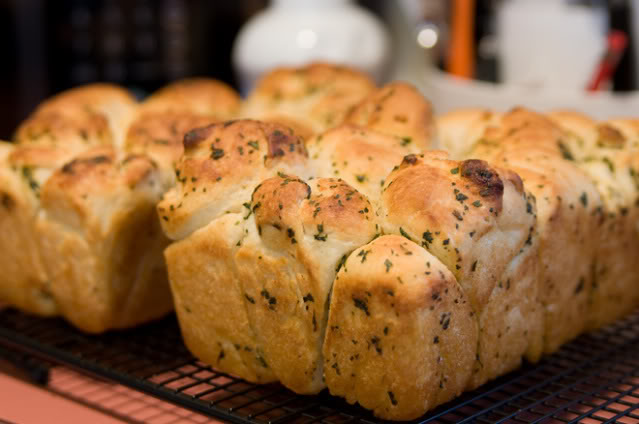 Cheesy Garlic Bubble Bread. Recipe here!